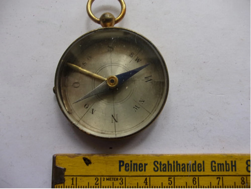 Antiker kompass aus messing - antiker, um